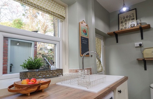 Preston Cottage | COTTON FOX COTTAGE, pet friendly, with open fire in Garstang