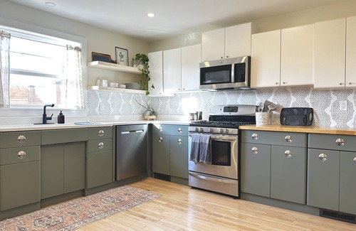 Biwabik House | Cottonwood Koti- Renovated Gem, Steps to Downtown
