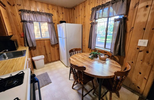 Pinetop-Lakeside Cabin | Cottonwoods Cabin at Lazy Oaks Resort- Lake View!