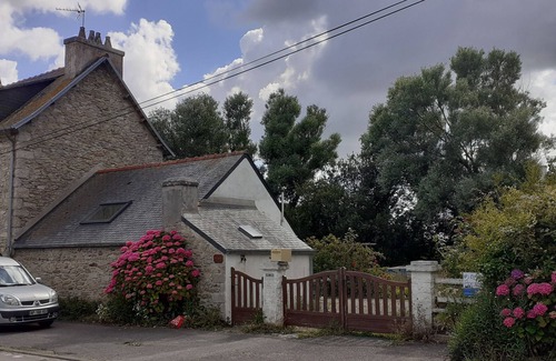 Plouneour-Trez House | Country house by the sea