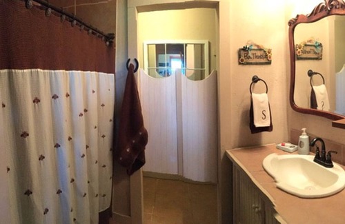 Burton Bed & Breakfast | Country Cabin 10 miles from Round Top