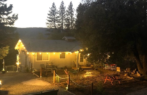 Oakhurst House | Country cabin 11 min to Yosemite toll- 13, guest 7 beds game room 2000 Ft
