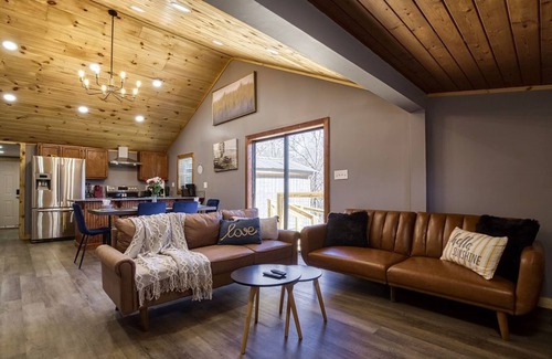 Kodak Cabin | Country Cabin Fence Area for Dogs Hot Tub Games