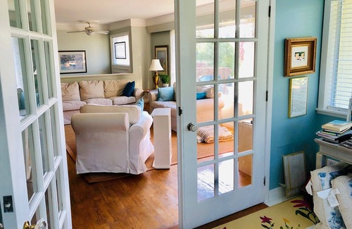 Central Saanich House | Country Charm with flowers, beaches and mountains near Butchart Gardens