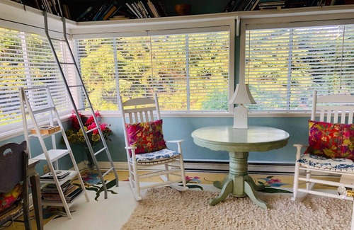 Central Saanich House | Country Charm with flowers, beaches and mountains near Butchart Gardens