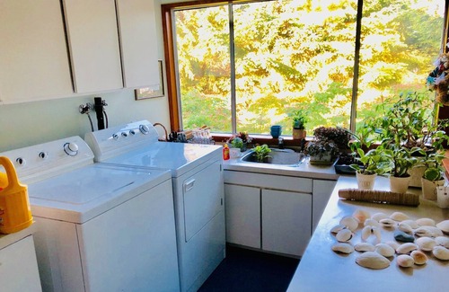 Central Saanich House | Country Charm with flowers, beaches and mountains near Butchart Gardens