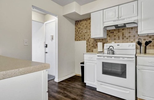 Kalamazoo Apartment | Country Club C6 · 2 bdrm Apt w/ free parking in heart of Kalamazoo