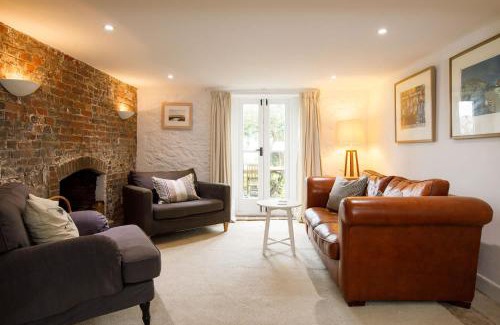 Sidlesham House | Country cottage in pretty village quay views