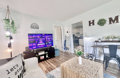 Eastpointe House | Country Cottage Ranch Extended Stays - Central Location- 58”TV 600 wifi