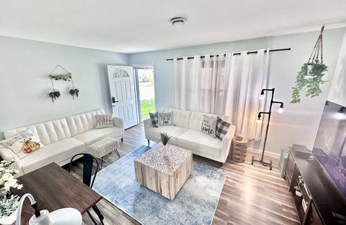Eastpointe House | Country Cottage Ranch Extended Stays - Central Location- 58”TV 600 wifi