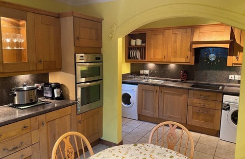 Thornhill Cottage | Country Cottage Sleeps 6 w/Hot Tub & Dog-Friendly