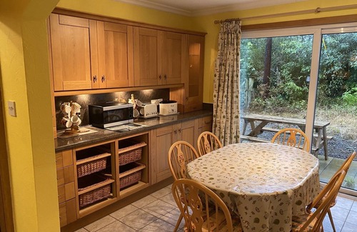 Thornhill Cottage | Country Cottage Sleeps 6 w/Hot Tub & Dog-Friendly