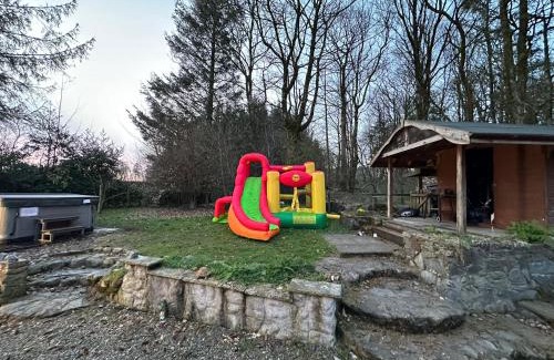 Thornhill House | Country Cottage Sleeps 6 w Hot Tub & Dog-Friendly