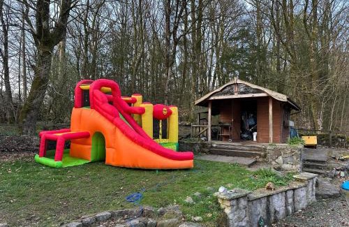 Thornhill House | Country Cottage Sleeps 6 w Hot Tub & Dog-Friendly