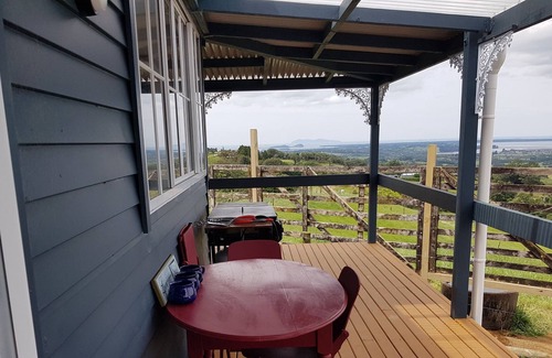 Katikati Cottage | Country Cottage with stunning view of the Tauranga Harbour and Pacific Ocean.