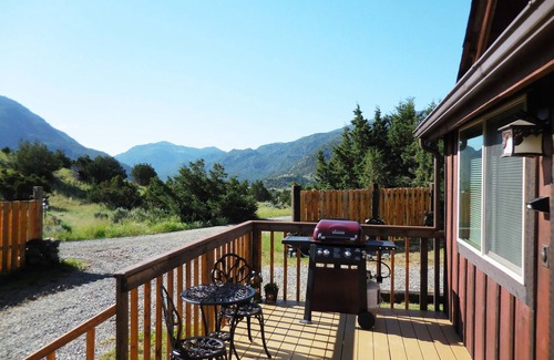 Emigrant Cottage | Country Cottage (Yellowstone 20 min. away) Secluded - Wi-Fi (sleeps 4-6)