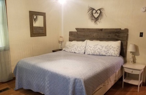 Cookeville House | Country Creek side Cottage; True Tennessee Easy Living Close to Everything $57
