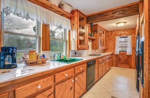 Gilbertsville Cabin | Country Escape: Log Cabin Near Kentucky Lake!
