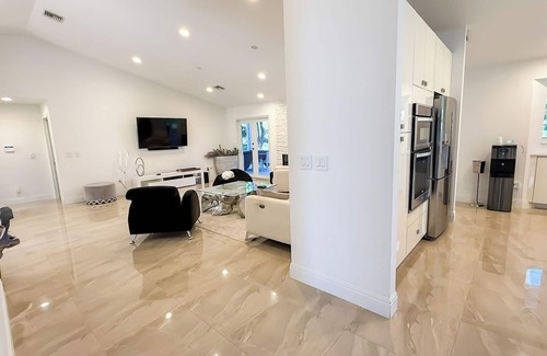 Lake Worth House | COUNTRY ESTATE IN QUIET UPSCALE COMMUNITY