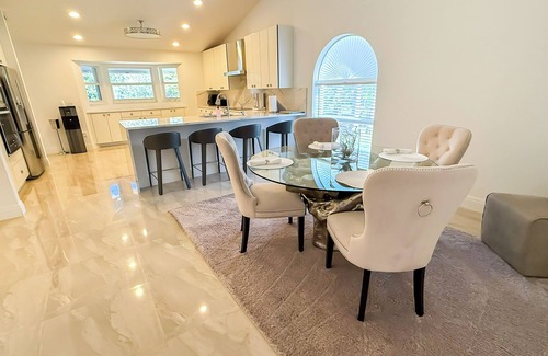 Lake Worth House | COUNTRY ESTATE IN QUIET UPSCALE COMMUNITY
