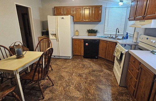 Madisonville House | Country farm home get-away! Family and pet friendly. 3 bed 2 bath. Sleeps 8
