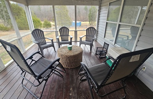 Madisonville House | Country farm home get-away! Family and pet friendly. 3 bed 2 bath. Sleeps 8