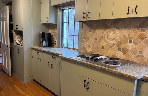 West Tisbury House | Country Farmhouse, Old Vineyard charm, New Amenities, Central AC, 2 King beds.