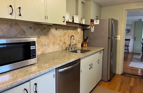 West Tisbury House | Country Farmhouse, Old Vineyard charm, New Amenities, Central AC, 2 King beds.