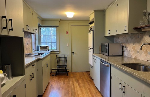 West Tisbury House | Country Farmhouse, Old Vineyard charm, New Amenities, Central AC, 2 King beds.