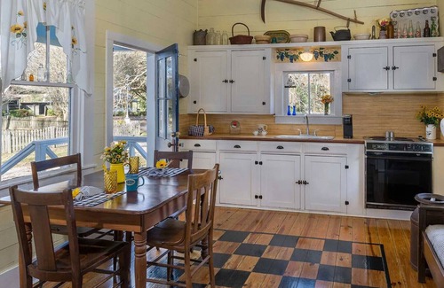 Rayne Cottage | Country Garden Cottage: Charming Private Cottage in Cajun Country with Lake Views & Jetted Tub