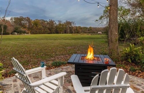 Rayne Cottage | Country Garden Cottage: Charming Private Cottage in Cajun Country with Lake Views & Jetted Tub