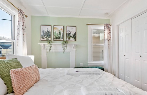 Poughkeepsie House | Country Getaway| Free parking | Centrally Located