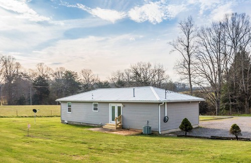 Rising Fawn House | Country getaway with central AC, washer/dryer & patio