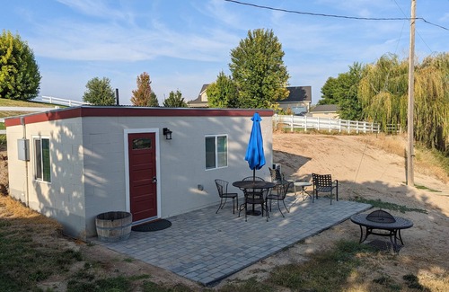 Caldwell Cottage | Country Guest House Overlooking Private Pond