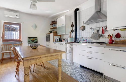 Villafranca di Verona House | Country House 'A House with A Character' with Mountain View, Wi-Fi, and Air Conditioning