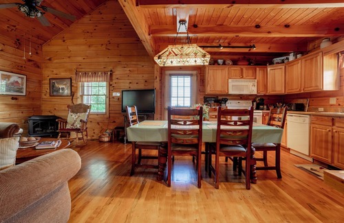 Leicester Cabin | COUNTRY HAVEN OPEN FOR BUSINESS ,MT VIEWS,10MIN AVL,3/2,FP ,WIFI, FIREPIT