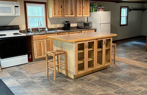 Sabinsville House | Country Hideaway - pets welcome