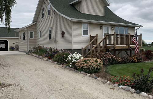Pickett House | Country home 10 miles from EAA! Easy access to EAA grounds. Avoid I-41 traffic!