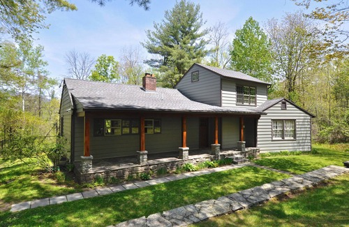 Woodstock House | COUNTRY HOME Fenced Backyard, 1 mi. to Town, Kids & Dogs OK!