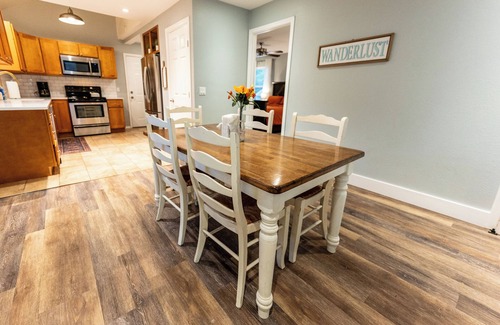 Fall City House | Country Home+ Tiny House: Sleeps 9; with WiFi and AC in adorable Fall City!