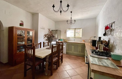 Orgiva House | Country House 'Cortijo Los Olivos De Orgiva' with Mountain View, Wi-Fi and Air Conditioning