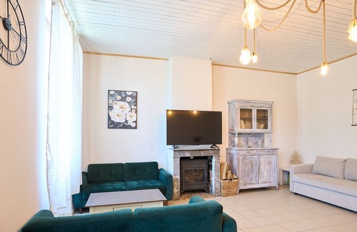 Naujac-Sur-Mer Villa | Country House "Longère en Pierres, au Bord du Lac" with Lake View, Shared Pool & Wi-Fi