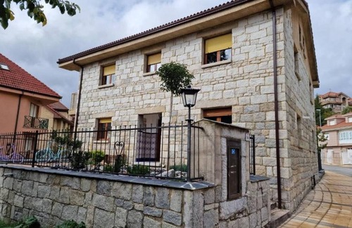 Riano House | Country House 'Los Kukos' with Lake View, Shared Terrace and Wi-Fi