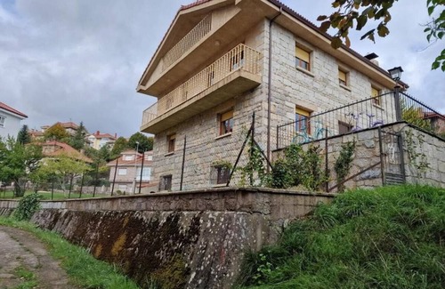 Riano House | Country House 'Los Kukos' with Lake View, Shared Terrace and Wi-Fi