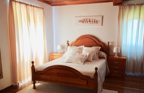 Ortigueira House | Country house with large garden, ocean views and a 5 minute walk to the beach!