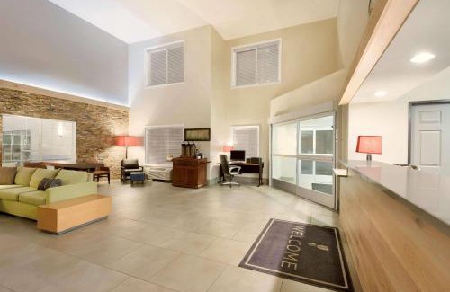 Lake Hallie Hotel | Country Inn & Suites by Radisson, Chippewa Falls, WI