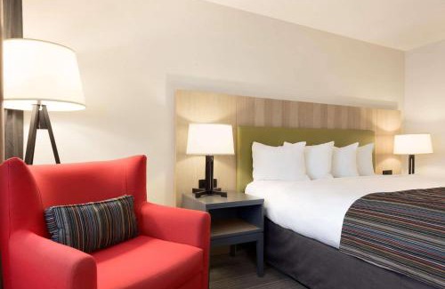 Lake Hallie Hotel | Country Inn & Suites by Radisson, Chippewa Falls, WI