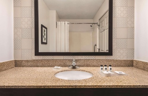 Green Bay Hotel | Country Inn & Suites by Radisson, Green Bay East, WI