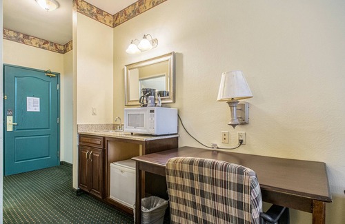 Elkhart Hotel | Country Inn & Suites by Radisson, Elkhart North, IN