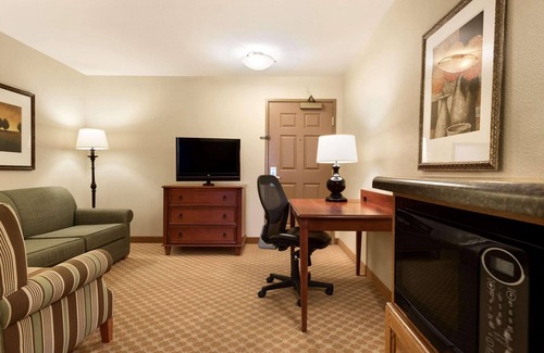 Orange Prairie Hotel | Country Inn & Suites by Radisson, Peoria North, IL